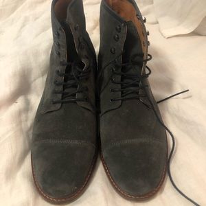 Mens size 10 Shoe The Bear lace up suede boot